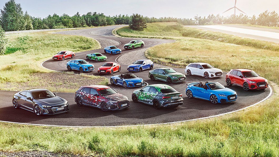 在Audi Sport展示RS與R全家族的大合照中，出現披上偽裝的RS 3 Sportback以及RS 3 Sedan。(圖片來源/ Audi)