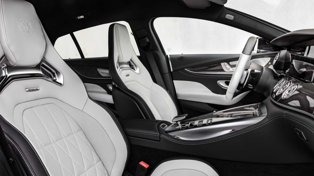 內裝方面則採用Neva Grey配色皮革呈現，再加上新款AMG Performance方向盤，也創造出優異的高級感。(圖片來源/ M-Benz)