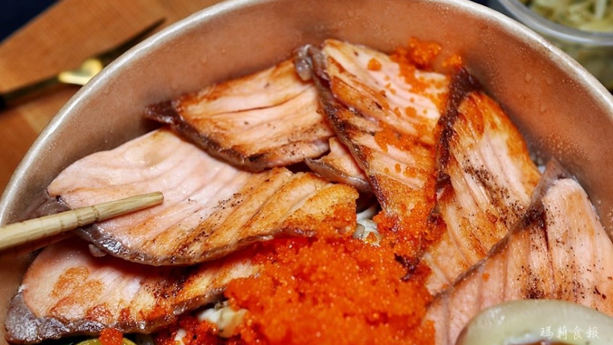 ８折開嗑！知名燒肉店「限量丼飯」必點Q脆厚切牛舌，「炙燒鮭魚」加明太子口感更豐富
