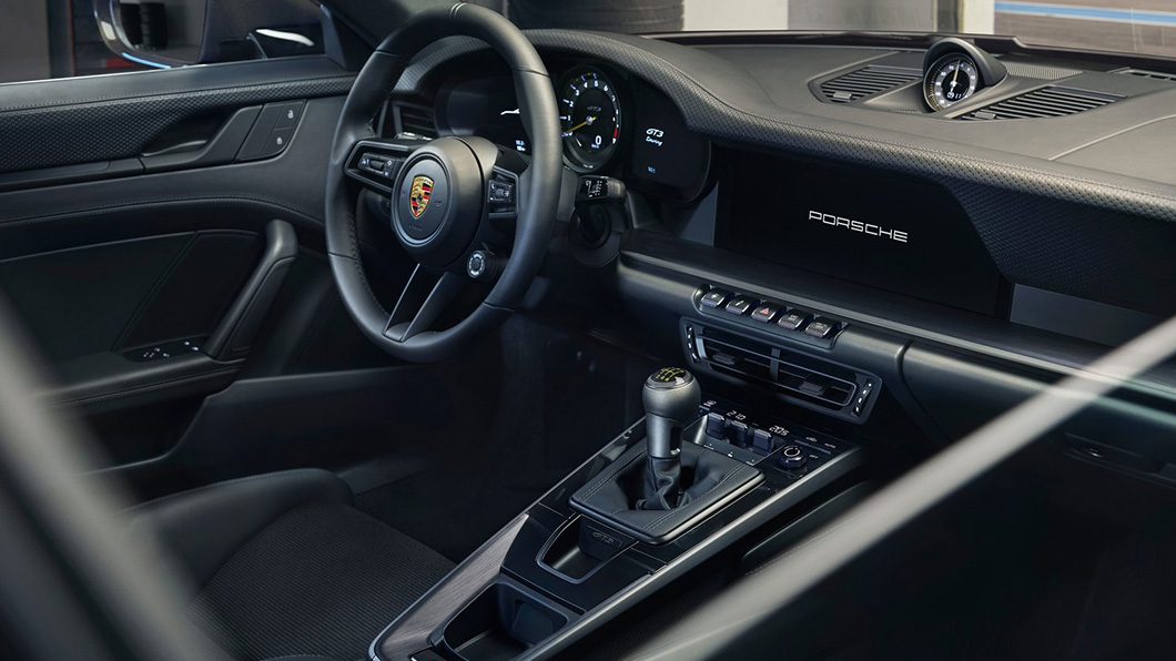 911 GT3 Touring套件內裝採用大量黑色真皮皮革包覆，營造出經典賽車內裝式樣。（圖片來源/ Porsche）