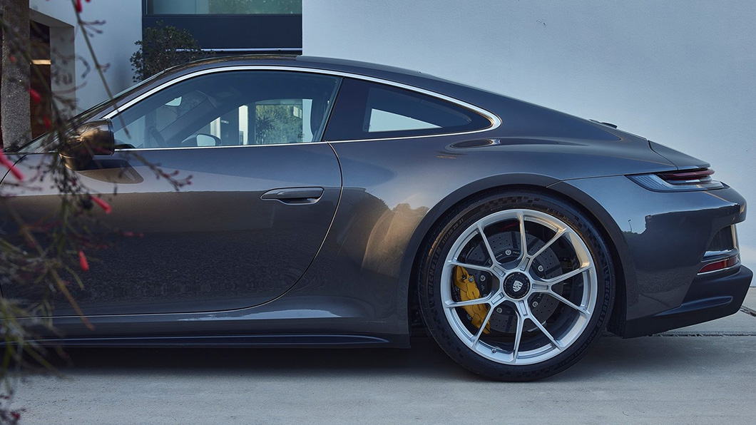911 GT3 Touring窗框換成銀飾條，輪圈尺寸同樣是前20寸、後21寸的組合。（圖片來源/ Porsche）