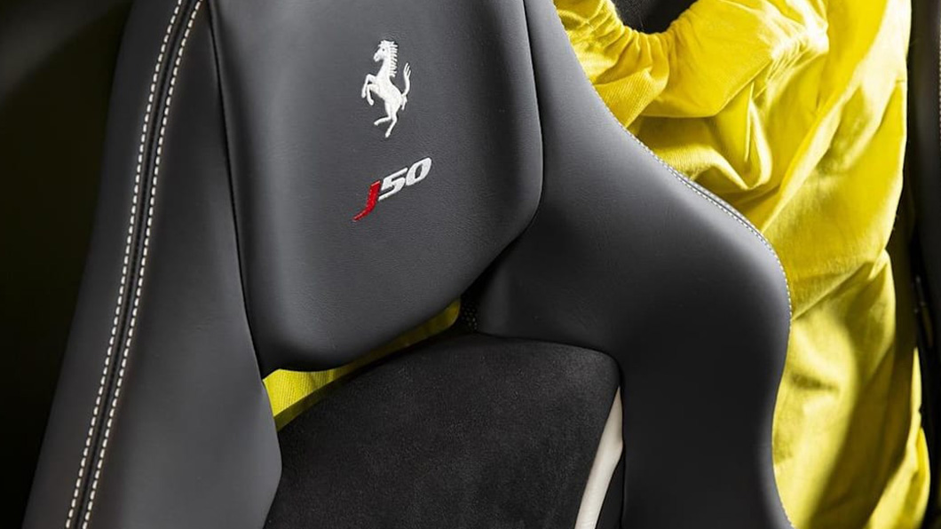 賽車座椅頭枕則是繡上「J50」標誌彰顯身份。（圖片來源/ rosso scuderia）