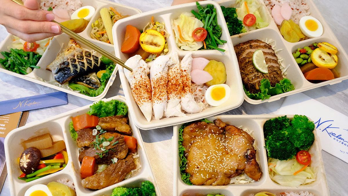 好吃又好拍！超繽紛「健康餐盒」鋪滿６種鮮甜配菜，必嗑厚切嫩腿排、桔香炙烤鯖魚