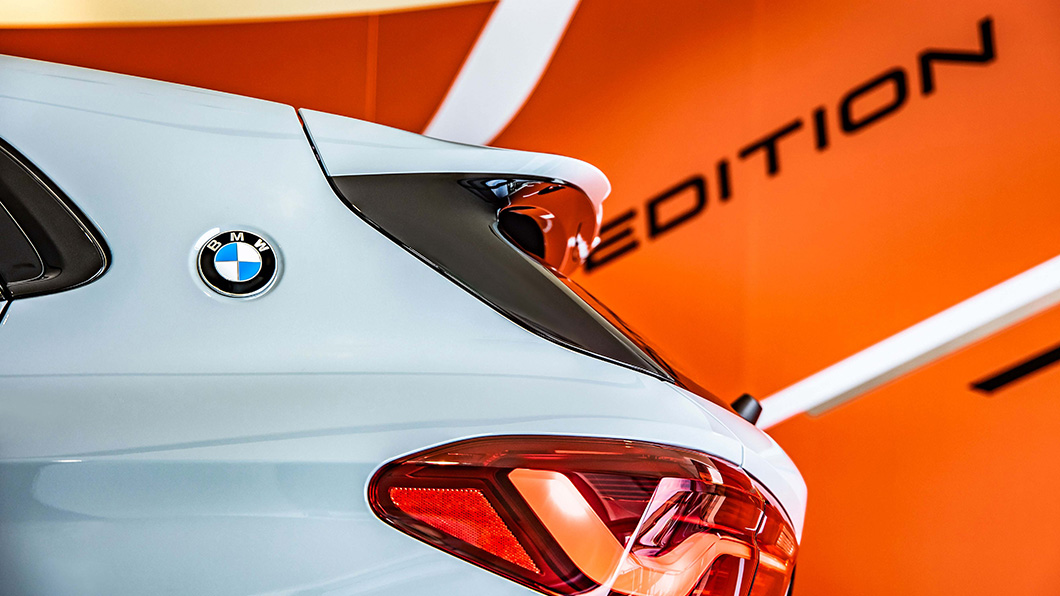 C柱上的BMW徽飾向雙門經典跑車BMW 2000CS與3.0CSL致敬也成為X2標誌性的設計。（圖片來源/ BMW）