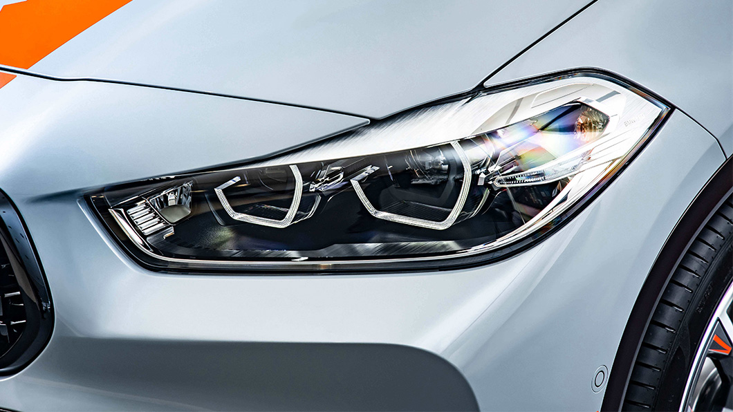 BMW X2 M Mesh Edition搭載全新LED頭燈讓眼神更加犀利。（圖片來源/ BMW）