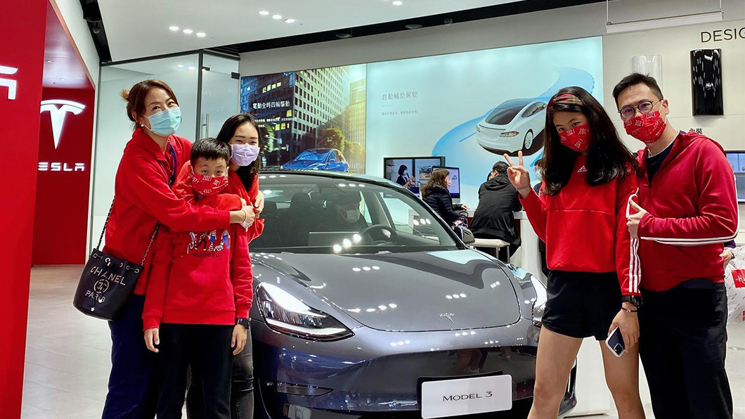 賈永婕夫婦在今年初購入Tesla Model 3給大女兒代步。（圖片來源/ 截自賈永婕臉書）