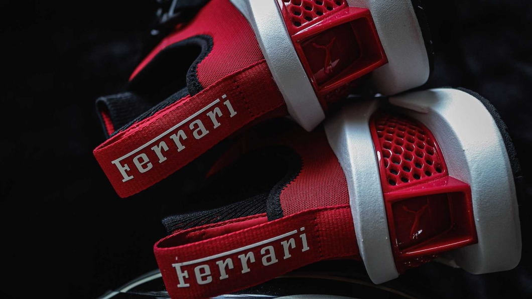 鞋身後方有著Ferrari的品牌字樣，鞋跟處的網狀設計靈感則是來自於車身的前下擾流。（圖片來源/ Puma）