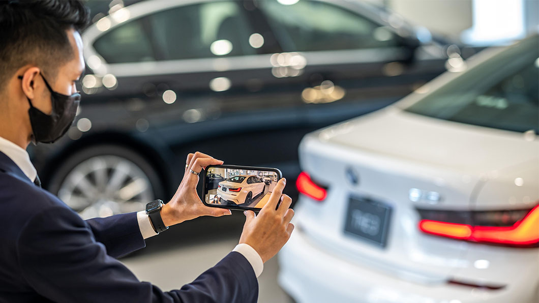 透過BMW總代理官網，留下聯絡資訊，專業顧問將立即與車迷聯繫，透過電話或視訊的方式提供消費者最新產品資訊與購車方案諮詢。（圖片來源/ BMW）