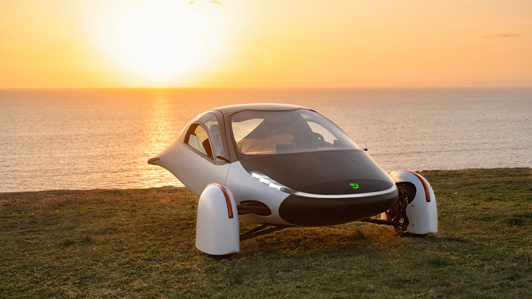 看好太陽能取用無限，仍有公司積極嘗試推出太陽能汽車。Aptera聲稱它的三輪車可從太陽中獲取所有能量不必充電，儘管它還沒量產，且僅供兩人座。（圖片來源/ Aptera）