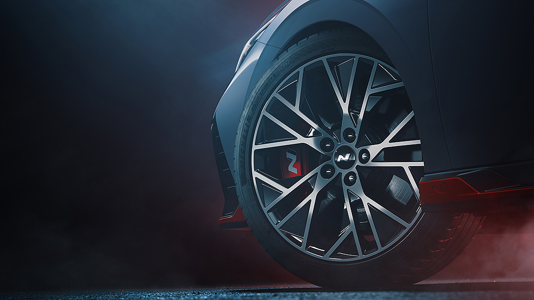 19吋鋁合金輪圈搭配紅色煞車卡鉗，以及紅色N專屬空力套件，營造熱血性能氣息。(圖片來源/ Hyundai)