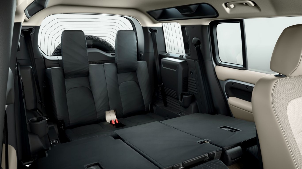 目前110車型可選配第三排座椅，但空間非常狹小，沒辦法提供乘客舒適的空間，未來130車型將可改善空間的問題。（圖片來源/ Land Rover）
