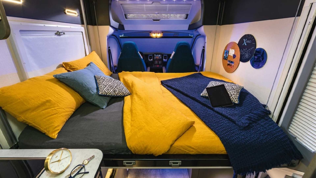 睡覺空間也相當寬敞，挑高的車頂設計也可讓車內睡覺的人感受不到壓迫感。（圖片來源/ Chausson）