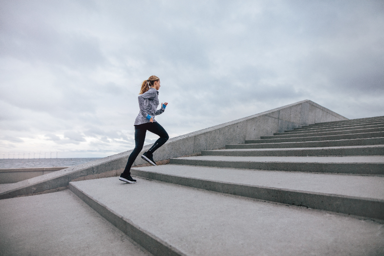 最簡單粗暴的減肥法！「爬樓梯」燃脂是健走3倍，姿勢正確還能練出絕世美腿
