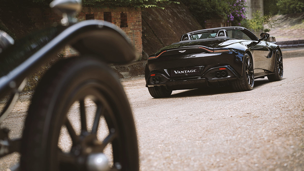 A3 Vantage Roadster採與老祖宗相同的瑪瑙黑漆塗裝，再搭配AM傳統老徽章與致敬前輩的諸多妝點。（圖片來源/ Aston Martin ）