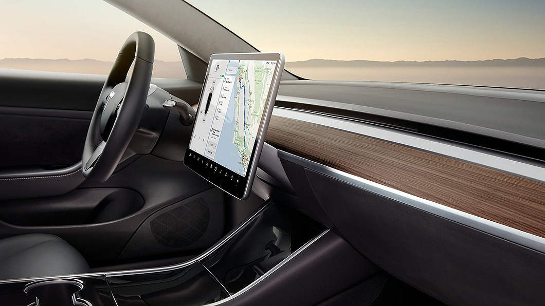 Tesla由於沒有傳統車廠的包袱，因此內裝數位化發展十分激進。（圖片來源/ Tesla）