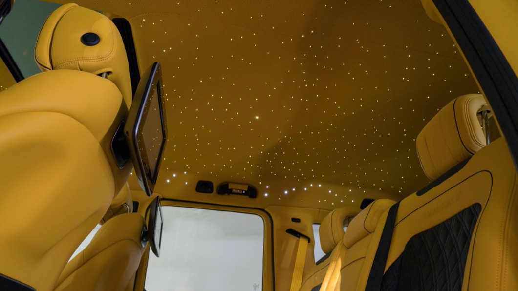 車頂也採用黃色星空頂棚，創造出獨特的奢華品味。(圖片來源/ Mansory)
