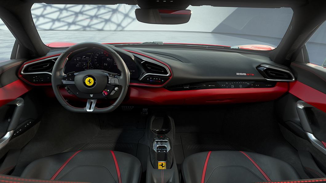 內裝設計則延續SF90的新世代內裝，當觸動電容式引擎啟動鍵，所有的電子元件便被逐一啟動，將以現代及全數位的介面彰顯 296 GTB的科技感。（圖片來源/ Ferrari）
