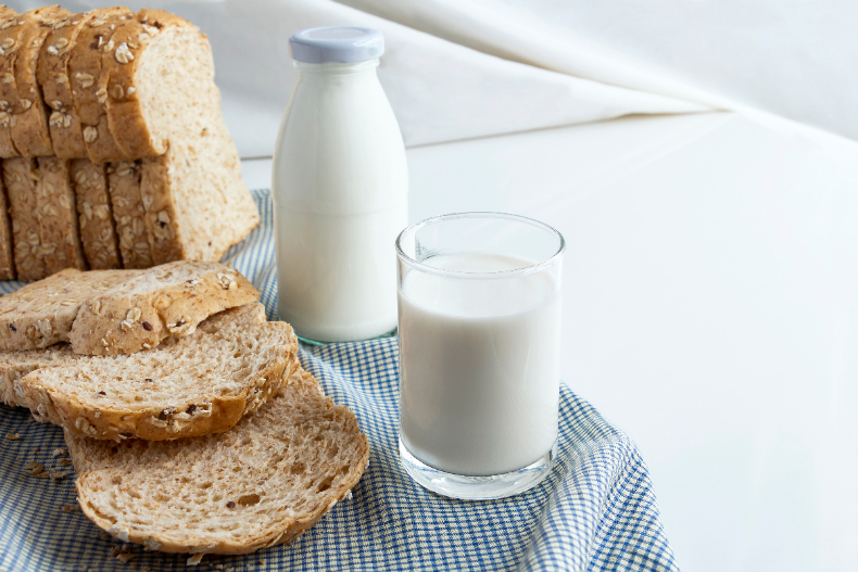 早餐「麵包＋牛奶」是地雷組合？男大生連吃4個月後洗腎，營養師授健康吃法