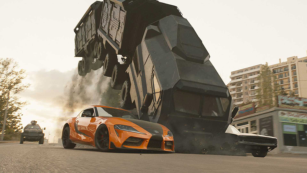 韓回歸！駕駛一輛橘黑塗裝的Supra。(圖片來源/ Fast Furious 9)