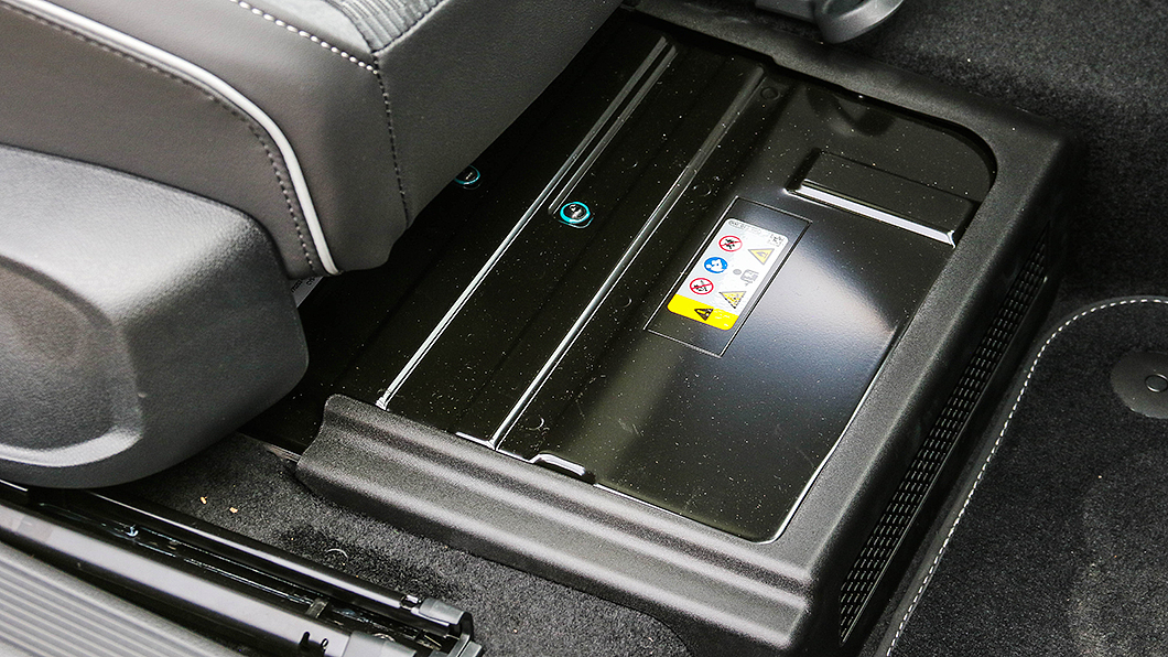 48V鋰電池安裝位置在副駕駛座下方。