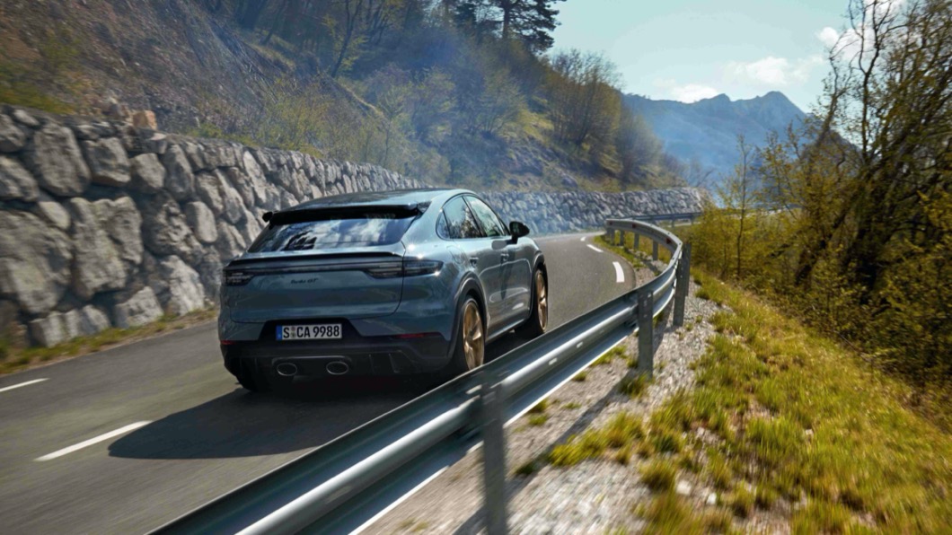 搭配8速Tiptronic S變速箱，從靜止加速到百公里僅需要3.3秒，極速更上看300km/h。(圖片來源/ Porsche)