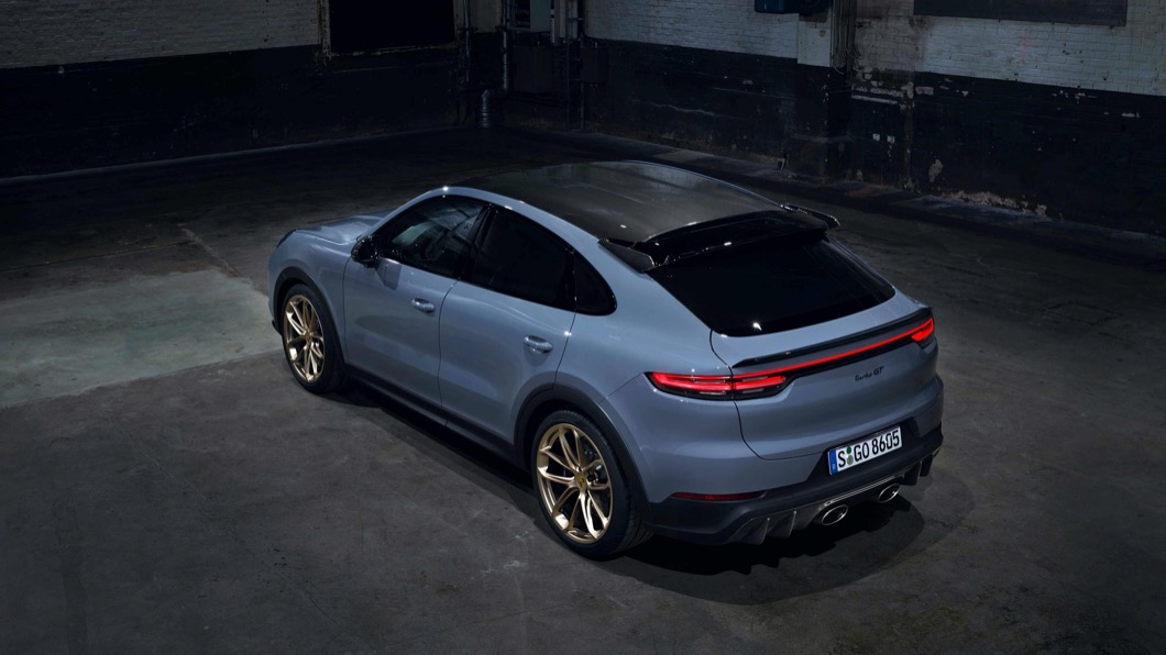 車頂輪廓更以碳纖維材質形塑，搭配霧黑色輪拱與22吋 GT Design輪圈，帶來搶眼視覺效果。(圖片來源/ Porsche)