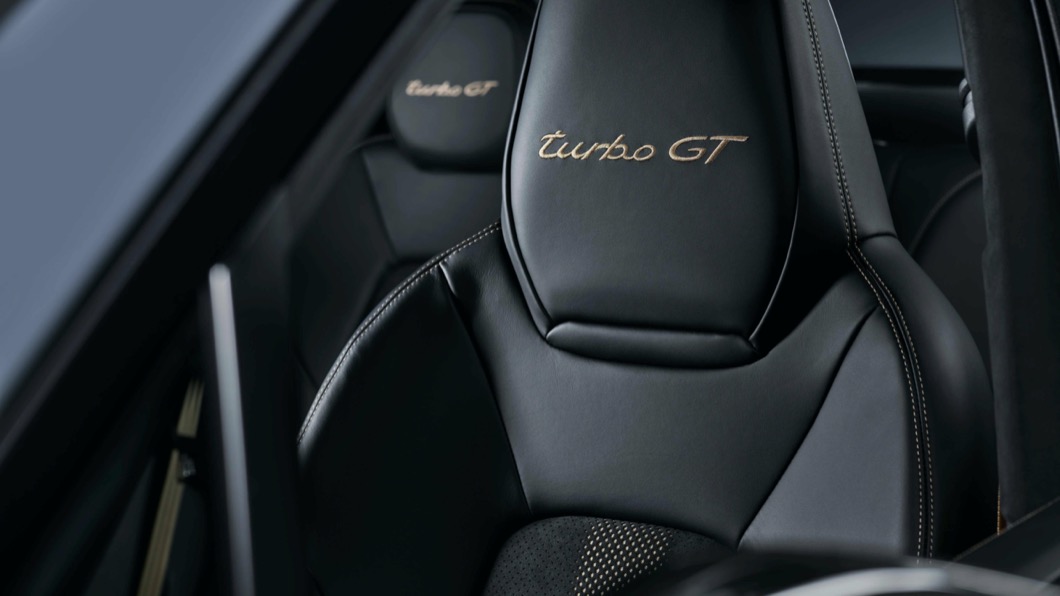 內裝以Alcantara麂皮為主要材質，並且提供雙前座八向電動調整跑車座椅。(圖片來源/ Porsche)