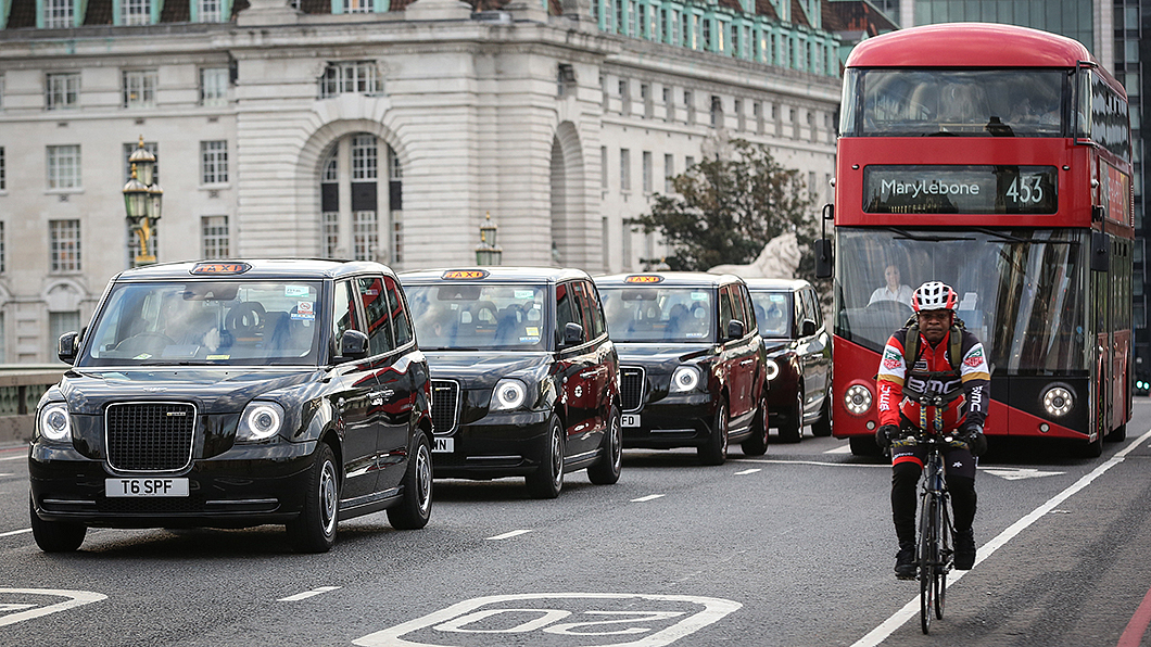 黑帽子計程車跟紅色雙層巴士是倫敦代表性街景。(圖片來源/ LEVC)