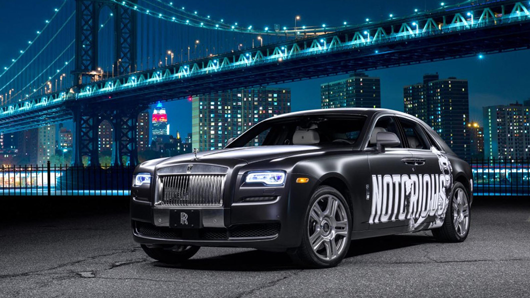 這是一輛假裝計程車大打車身廣告的Rolls-Royce Ghost。（圖片來源/ Rolls-Royce）