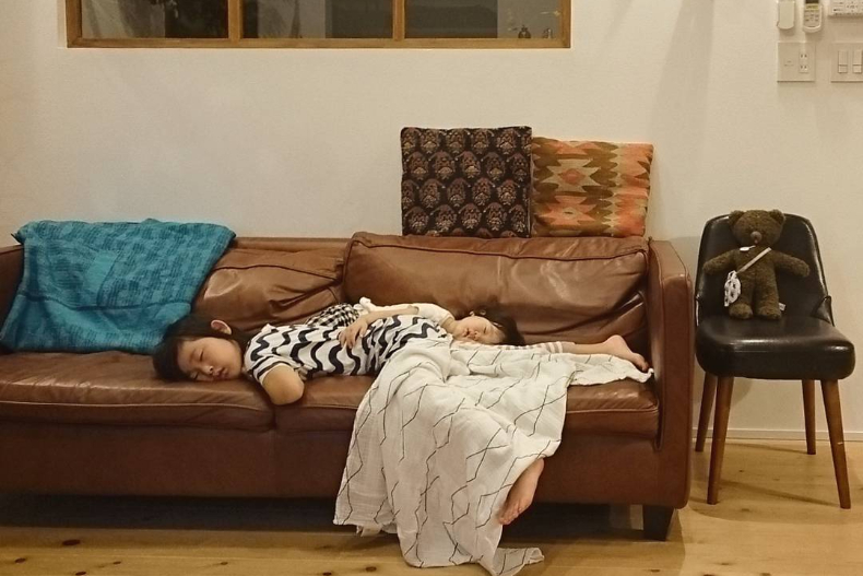 「日本超萌小睡魔」走到哪睡到哪！地板、樓梯通通秒入睡，「崩壞睡姿照」媽媽全都錄