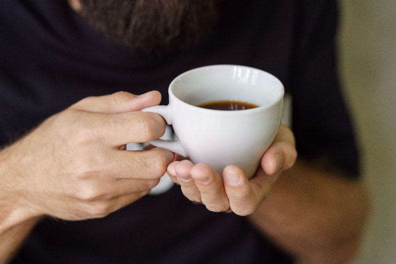 研究：咖啡日飲超過X杯，青光眼罹患風險高４倍！專家加碼揭「２種人」不能喝