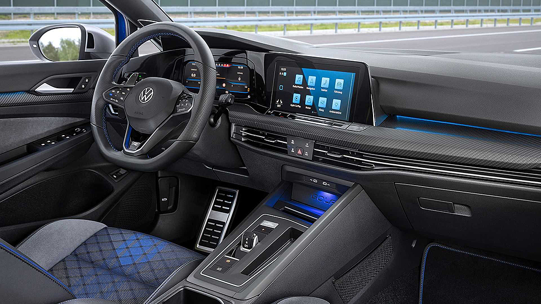 車內以藍色元素搭配碳纖維飾板營造R系列高性能車款專屬氛圍。(圖片來源/ Volkswagen)