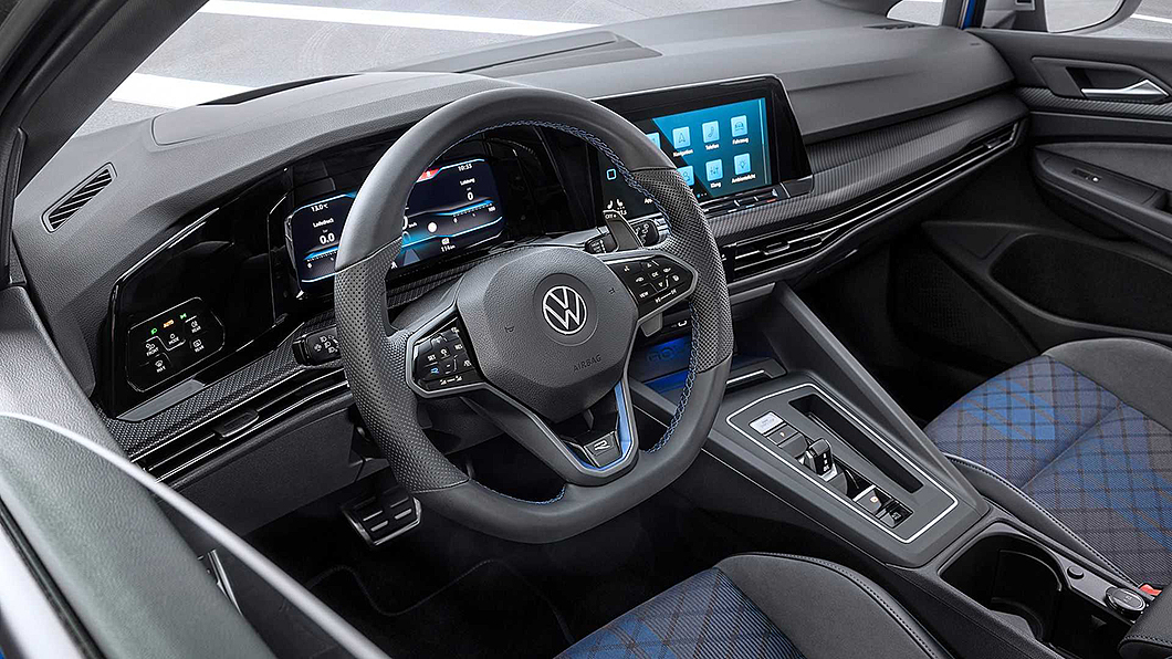 觸控式多功能方向盤具有R模式快捷紐，並將換檔撥片尺寸放大。(圖片來源/ Volkswagen)