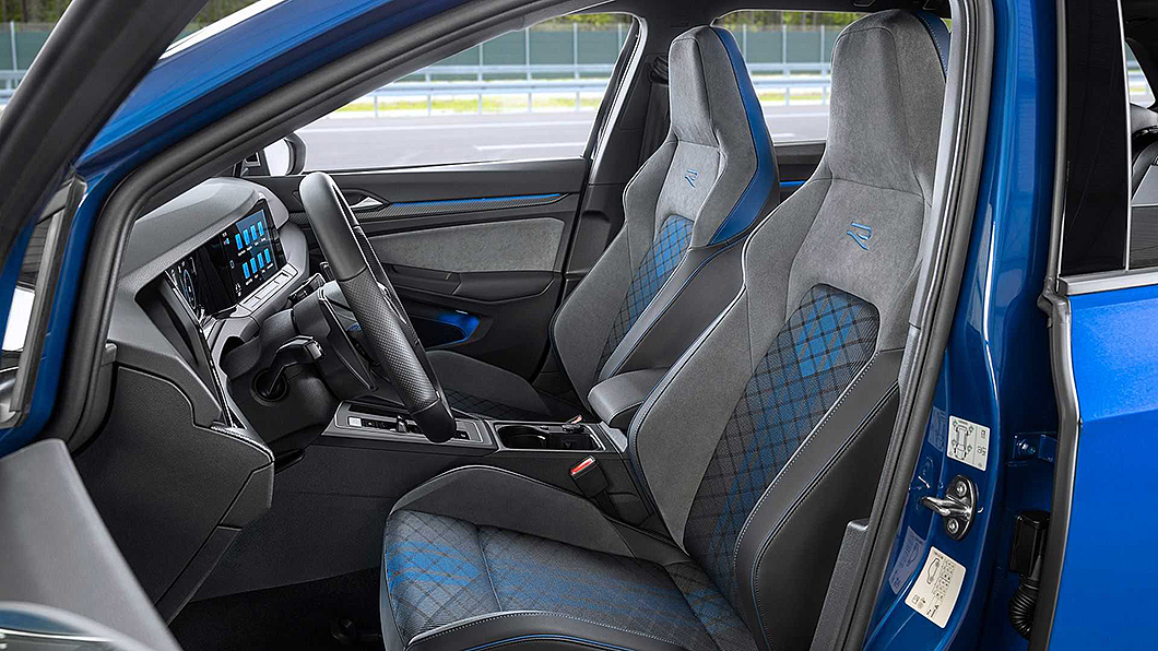 單體是桶形跑車座椅點綴有藍色網紋面料。(圖片來源/ Volkswagen)