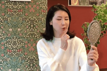 53歲日本媽媽顏值保鮮太驚人！天天做「臉部瑜伽」2分鐘，就能防止下垂不顯老