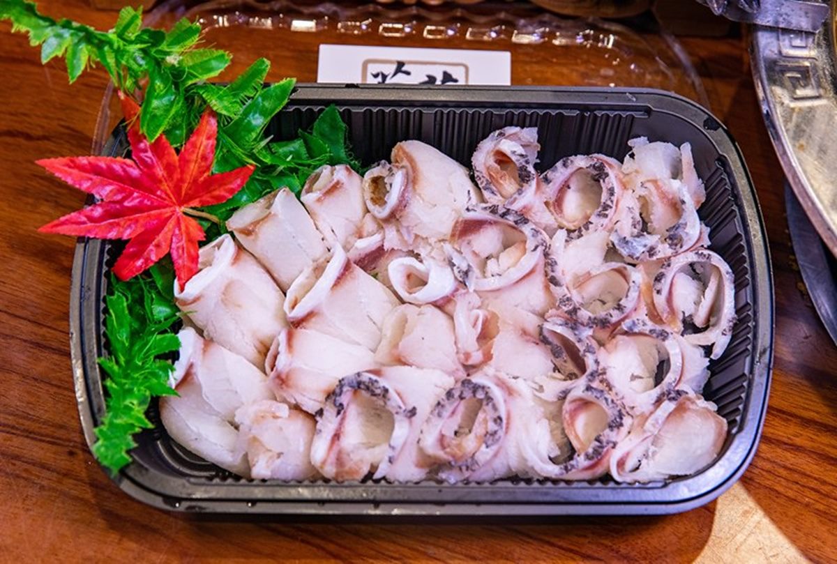 超澎派！浮誇海鮮餐廳推「芭比鴛鴦鍋」只要999元，吃得到４人份翼板牛、整尾船釣小卷