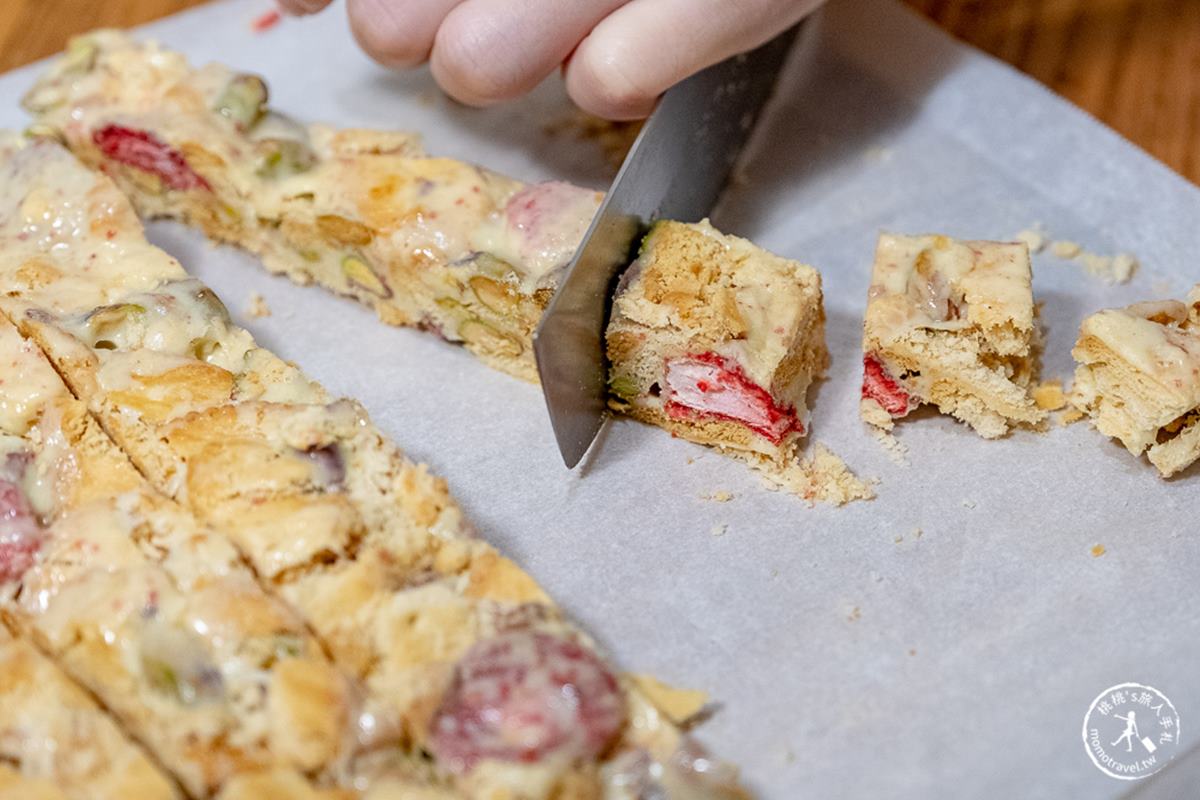免烤箱就能DIY！超療癒「草莓雪Q餅」４步驟簡單做，酸甜酥脆口感層次豐富
