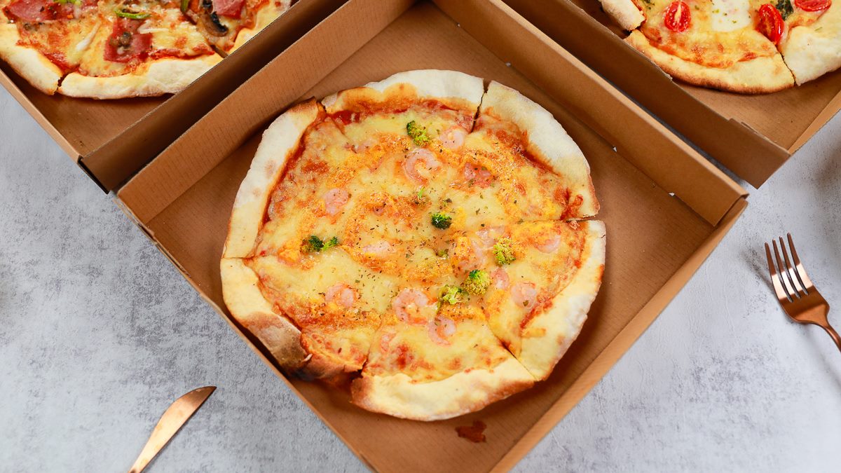 簡單５步驟！人氣義料「DIY披薩包」在家就能輕鬆做，外帶必點台味滿滿「金沙蝦仁」