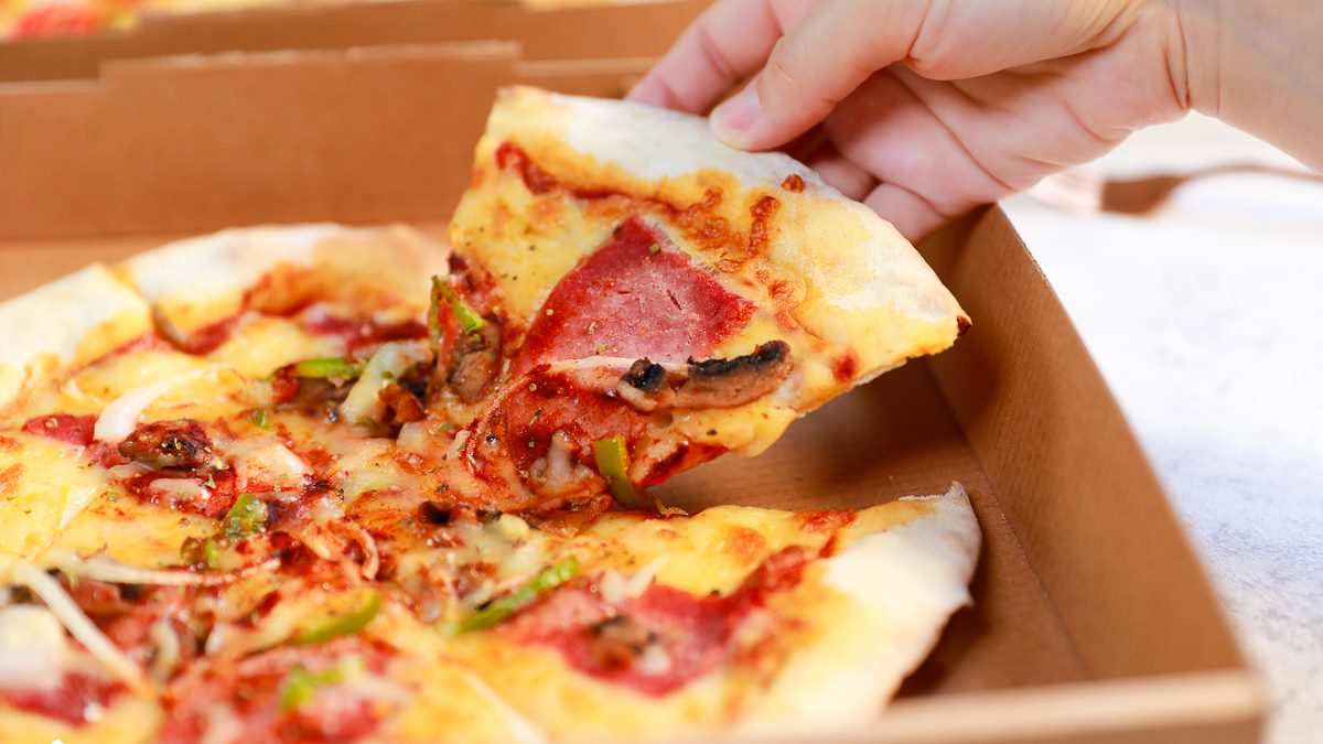 簡單５步驟！人氣義料「DIY披薩包」在家就能輕鬆做，外帶必點台味滿滿「金沙蝦仁」