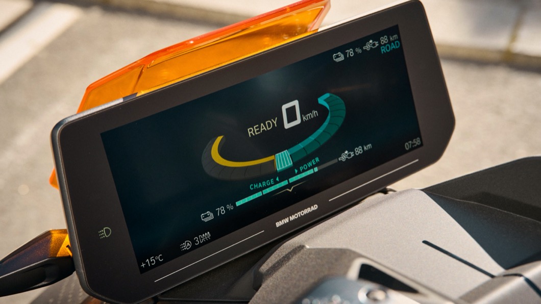 CE 04車上也配備有10.25吋液晶顯示螢幕，並且具備手機連線功能。
