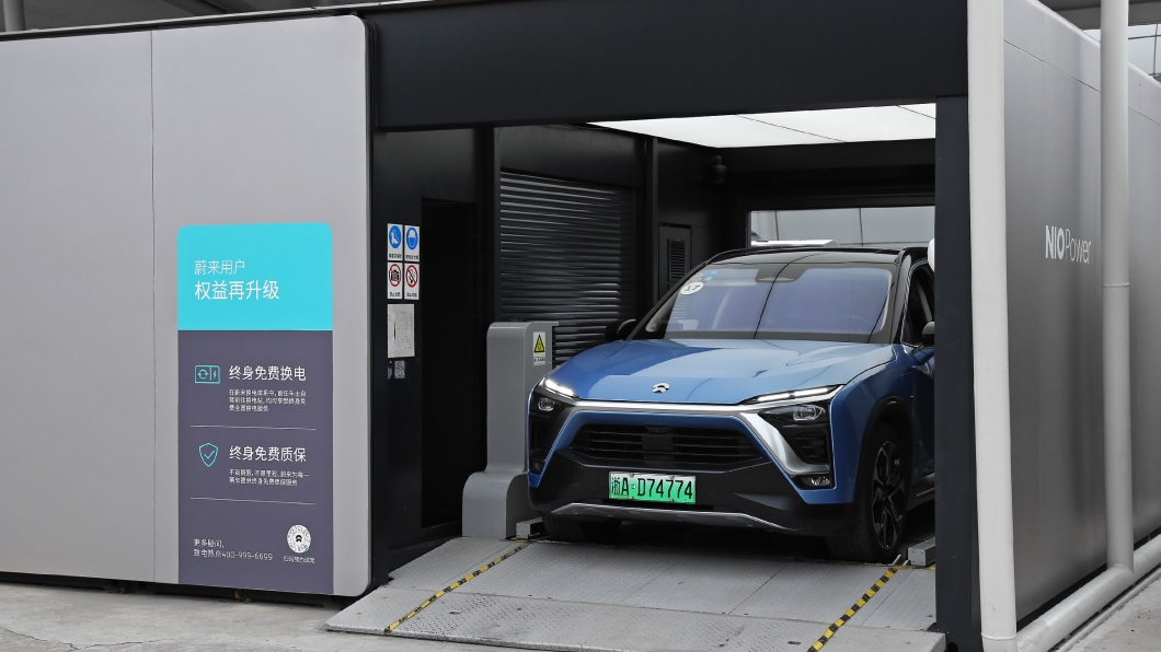 蔚來汽車推出電動汽車換電系統，未來將在3分鐘內讓電動車可以滿電再出發。（圖片來源/ 蔚來汽車）