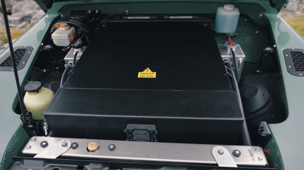 為了車輛配重電池組分別在引擎蓋以及後行李箱的下方。（圖片來源/ Youtube CARWOW）