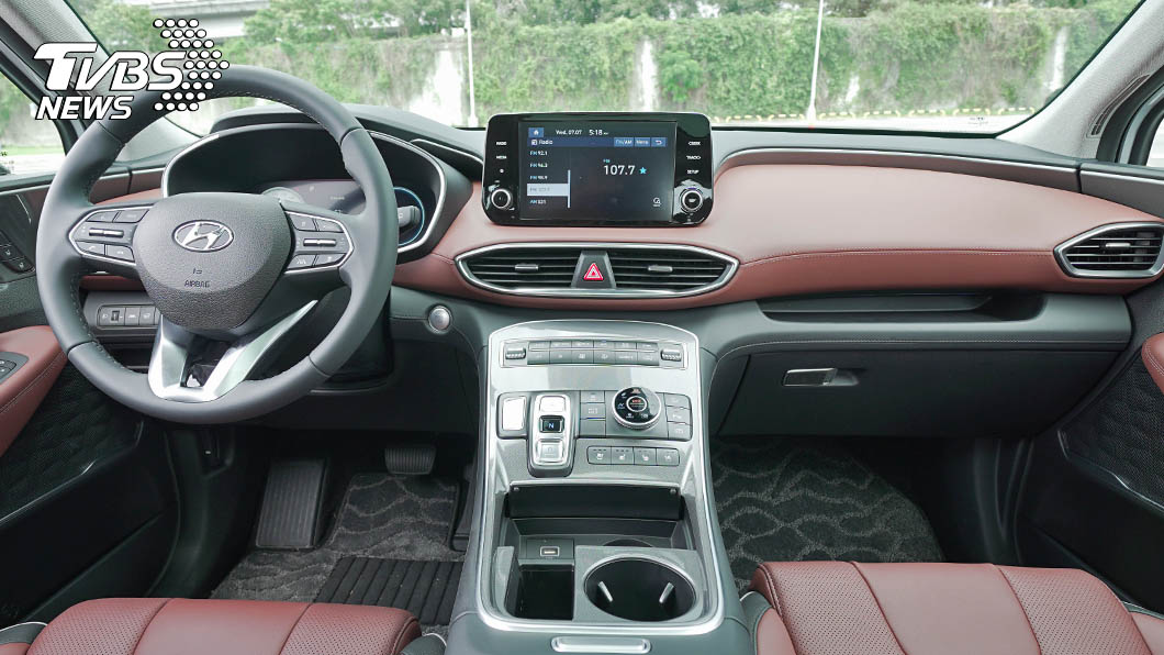 中央8吋觸控螢幕，支援Apple CarPlay和Android Auto等功能，不過仍以全英文介面顯示。(圖片來源/ TVBS)