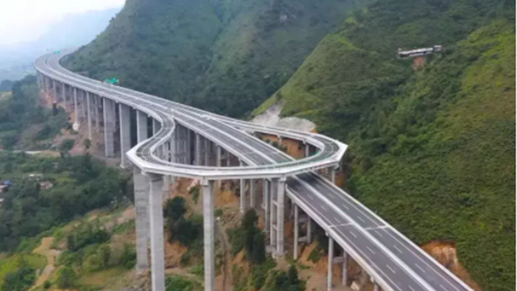貴州高速公路著名的「U型迴轉道」。（圖片來源/ 截自微博）