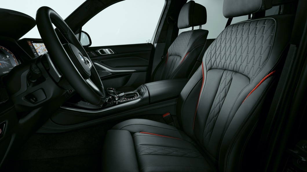 Alcantara車頂內襯配合上黑色Merino座椅也帶來低調的氛圍。