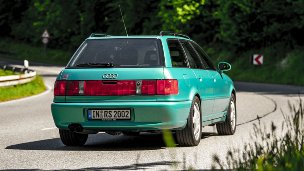 Audi Avant RS2當年就採用現今流行的貫串式尾燈設計。（圖片來源/ Porsche）