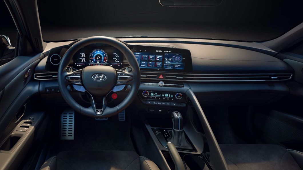而駕駛座前方的10.25吋儀表板以及三幅式跑車方向盤，也建構出兼具科技與運動感的操控介面。(圖片來源/ Hyundai)
