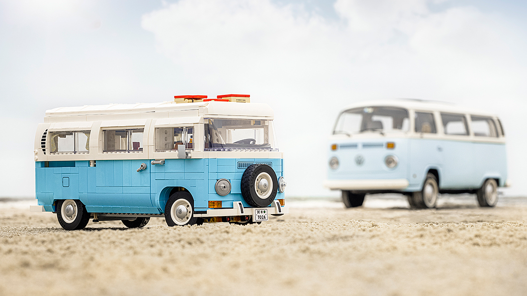 T2 Camper Van車身採用經典的藍白雙色組合。(圖片來源/ Lego)