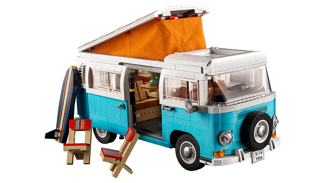 除了還原T2 Camper Van車身細節與設計，還附上兩組折疊椅與衝浪板。(圖片來源/ Lego)