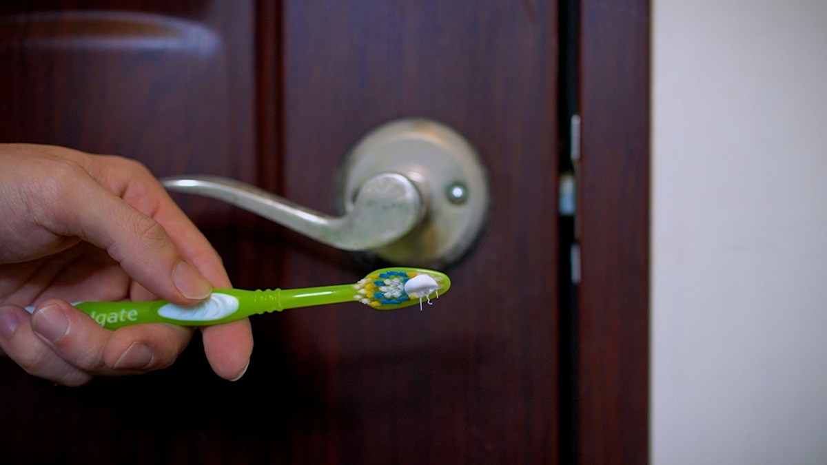 居家防疫生活須知！門把「酒精白斑」３步驟搞定，達人教你用「１支牙刷」輕鬆去除